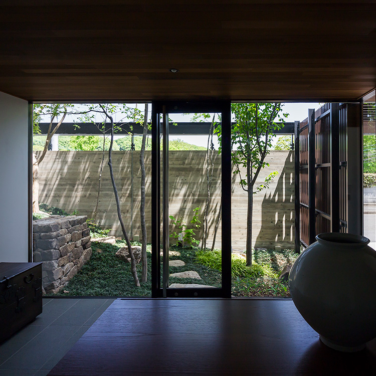 高級住宅 別荘 villa HX-villa 傾斜地 邸宅 露地庭 玄関庭 和室 数寄屋建築 雑木庭 cassina カッシーナ primavera プリマヴェーラ 園三 植栽と建築 和モダン RC造 arstudio ism. 名古屋市 建築家 日本の文化と建築 緑のデザイン  住まいと引き立てあう設計手法｜園三(著) ｜田畑雅行｜ar'teryx｜建築設計室 アーキテリクス｜名古屋 建築家 設計事務所｜高級住宅