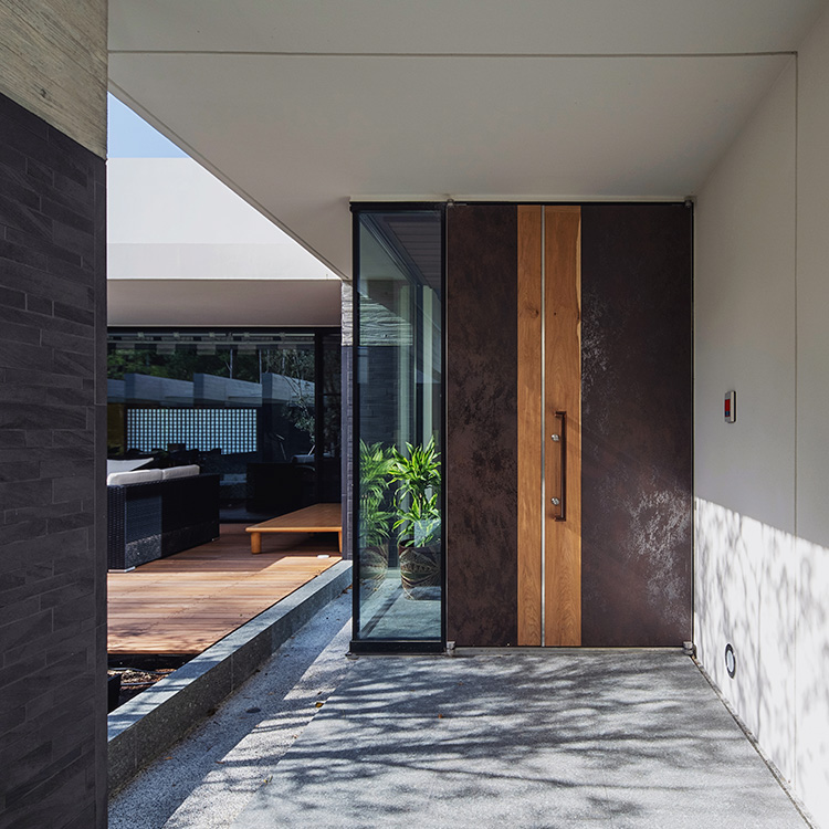 高級住宅 Sy-residence 邸宅 中庭 玄関庭 cassina カッシーナ  primavera プリマヴェーラ 植栽と建築 モダン住宅 RC造 arstudio ism. 建築家 高台 景勝地 中部地方 木漏れ日 格式高い玄関 リュクスなアプローチ 三重県建築賞会長賞｜田畑雅行｜ar'teryx｜建築設計室 アーキテリクス｜名古屋 建築家 設計事務所｜高級住宅