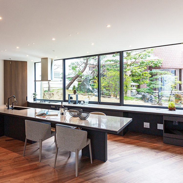 高級住宅 Nt-residence 邸宅 中庭 シンボルツリー 平屋建て住宅 雑木庭 arflex アルフレックス primavera プリマヴェーラ decoryugo 輪鼓装飾店 植栽と建築 アウトドアリビング 木造 arstudio ism. 郊外の住宅街 使いやすいキッチン おしゃれなキッチン I’m home アイムホーム｜田畑雅行｜ar'teryx｜建築設計室 アーキテリクス｜名古屋 建築家 設計事務所｜高級住宅