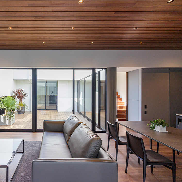 高級住宅 Yg-residence 邸宅 中庭 アプローチ 2階建て住宅 arflex アルフレックス primavera プリマヴェーラ decoryugo 輪鼓装飾店 植栽と建築 アウトドアリビング 木造 arstudio ism. 建築家 郊外の住宅街 凛とした住まい｜高級住宅