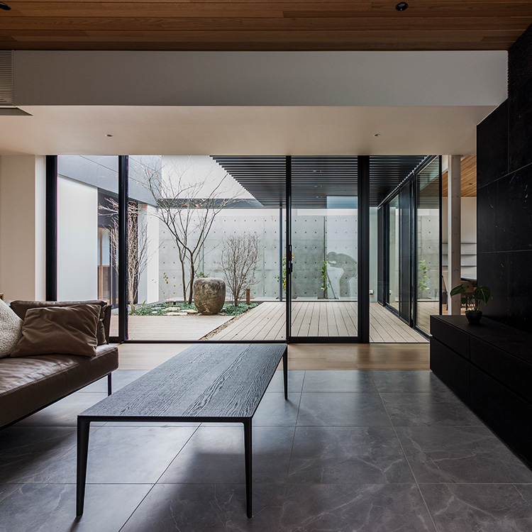 高級住宅 St-residence 邸宅 中庭 シンボルツリー 茶室 2階建て住宅 雑木庭 arflex アルフレックス primavera プリマヴェーラ 園三 植栽と建築 植栽と建築 アウトドアリビング 木造 arstudio ism. 建築家 インナー ガレージ かっこいいリビング｜田畑雅行｜ar'teryx｜建築設計室 アーキテリクス｜名古屋 建築家 設計事務所｜高級住宅